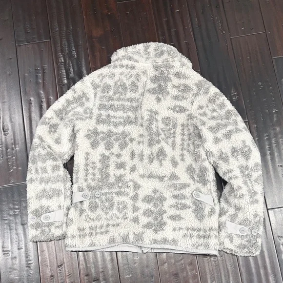 Patagonia Women's Gray and White Fleece Sweater - Picture 3 of 3